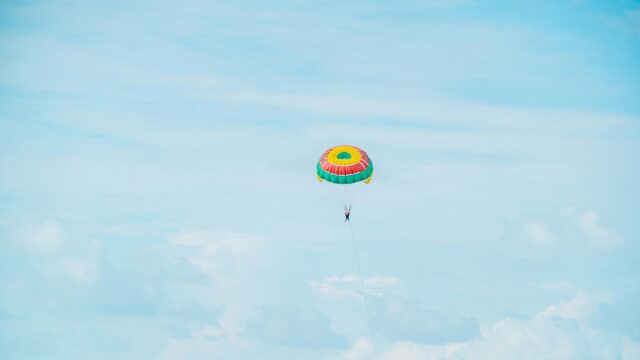 Parasailing Adventure Over Tropical Skies 4K Desktop Wallpaper