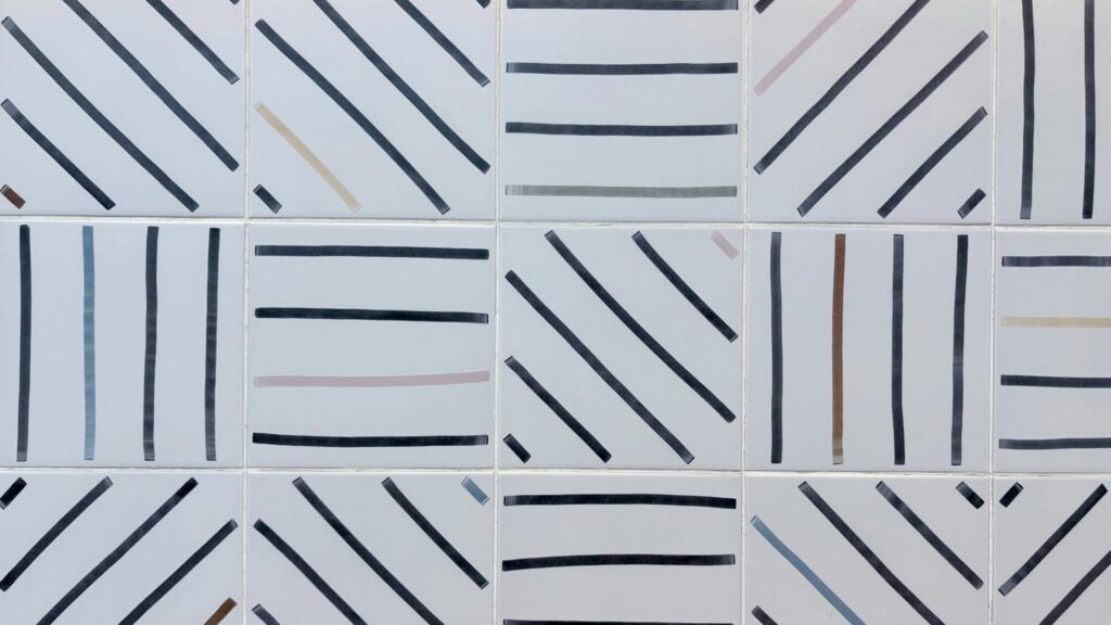 Minimalist Geometric Pattern with Black Lines 4K Desktop Wallpaper