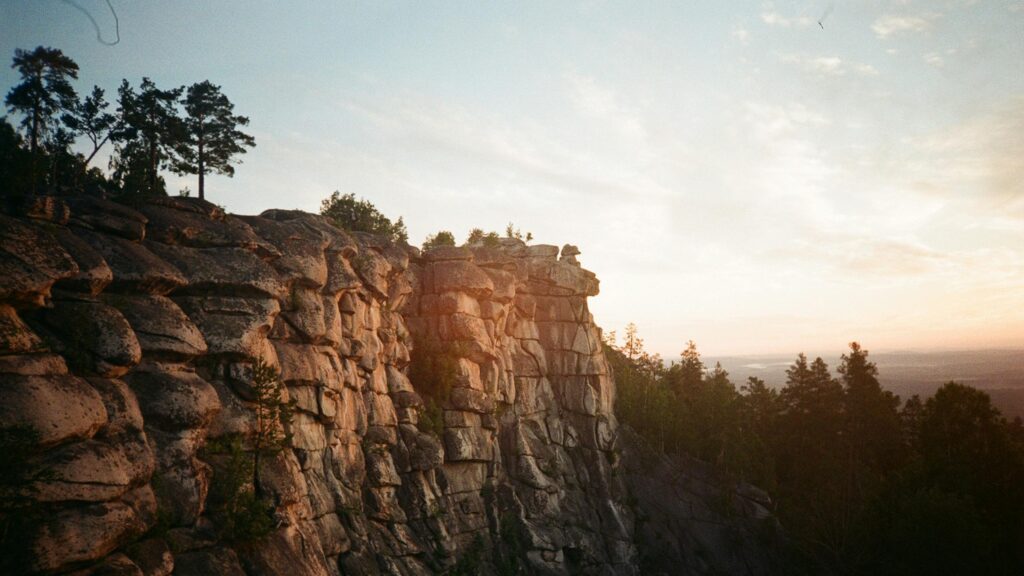 Stunning Rocky Cliffside at Golden Hour 4K Desktop Wallpaper