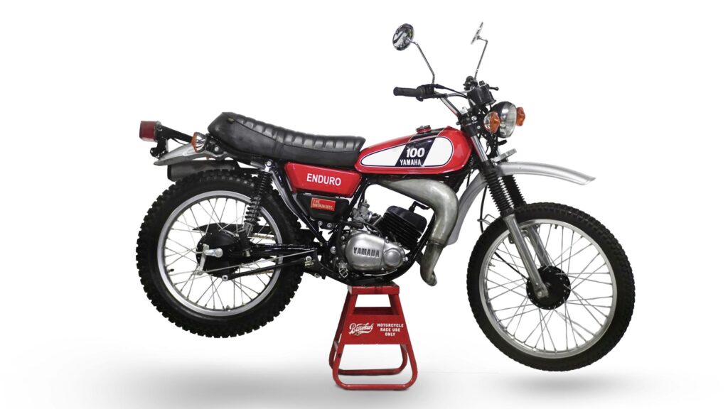 Classic Red Yamaha 100 Enduro Vintage Motorcycle Desktop Wallpaper