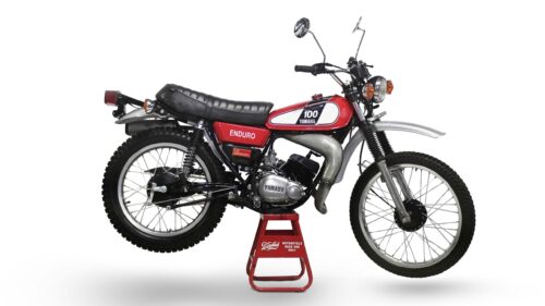Classic Red Yamaha 100 Enduro Vintage Motorcycle Desktop Wallpaper