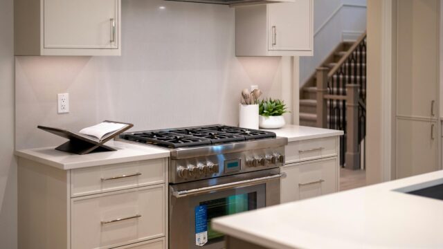 Modern Luxury Kitchen Stove Interior Design 4K Desktop Wallpaper