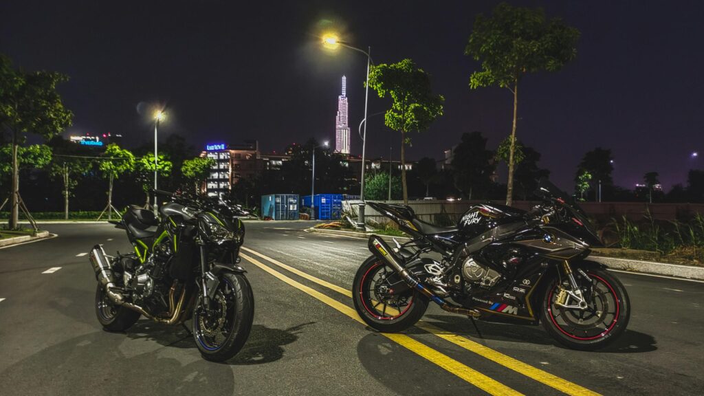 Kawasaki Z900 and BMW S1000RR Night City Sportbikes Desktop Wallpaper