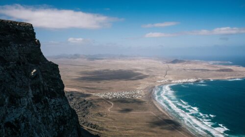 Breathtaking Lanzarote Coastal Cliff View Desktop Wallpaper