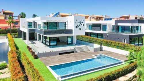 Modern Luxury Villa with Swimming Pool 4K Desktop Wallpaper
