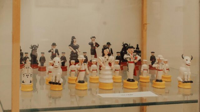 Spanish Bullfighting Themed Decorative Chess Set Desktop Wallpaper