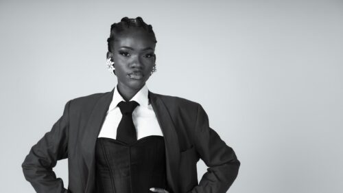 Elegant Black and White Portrait of a Fashionable Model Desktop Wallpaper