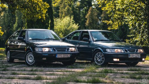 Stunning Pair of Classic Saab 900 Sedans Parked Outdoors 4K Wallpaper