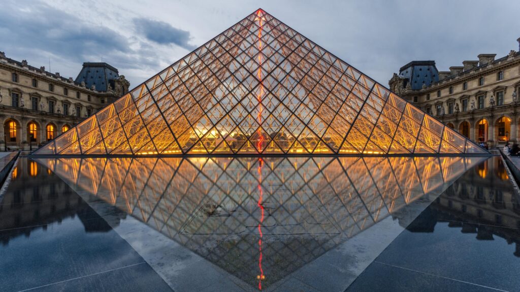 Stunning Louvre Pyramid at Twilight in Paris Architecture 4K Wallpaper