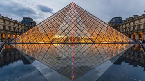 Stunning Louvre Pyramid at Twilight in Paris Architecture 4K Wallpaper