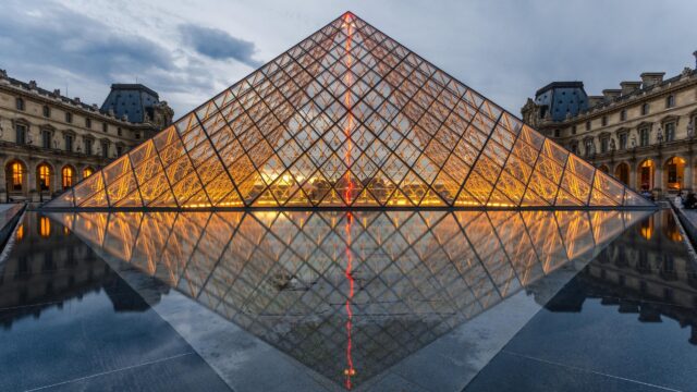 Stunning Louvre Pyramid at Twilight in Paris Architecture 4K Wallpaper