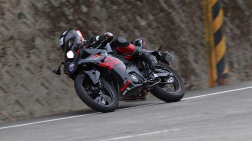 Aggressive Suzuki GSX-R Sportbike Cornering Action PC Wallpaper