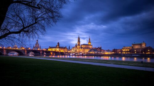 Stunning Dresden Cityscape at Twilight Over the Elbe River 4K Desktop Wallpaper