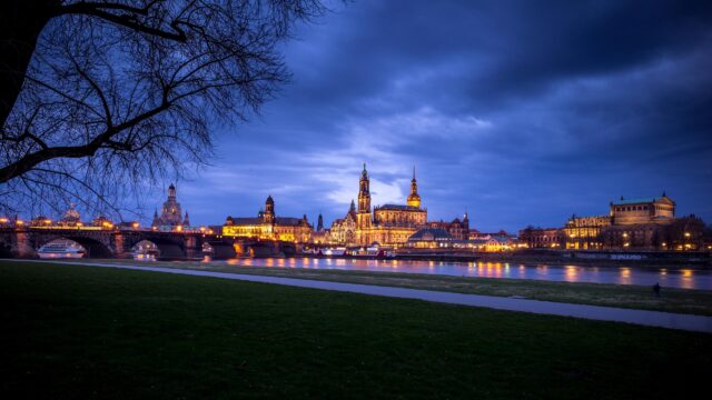 Stunning Dresden Cityscape at Twilight Over the Elbe River 4K Desktop Wallpaper
